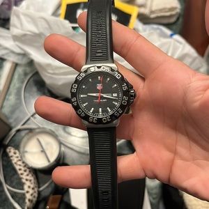 Beautiful tag heur watch. Just needs a new battery.